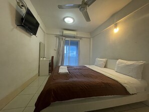 スタンダード ダブルルーム | デスク、ノートパソコン用作業スペース、WiFi (無料)、ベッドシーツ