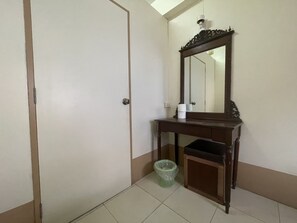 ファミリー スタジオスイート | デスク、ノートパソコン用作業スペース、WiFi (無料)、ベッドシーツ