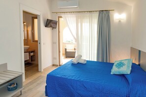 Deluxe Triple Room | Blackout drapes, soundproofing, free WiFi