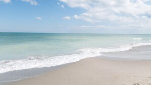 A beach with clear water and a sandy shore. - Teal Tidez Ocean View Luxury Home w Crows Nest (Murrells Inlet)