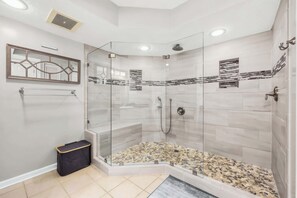 Dusche, Handtücher, Shampoo