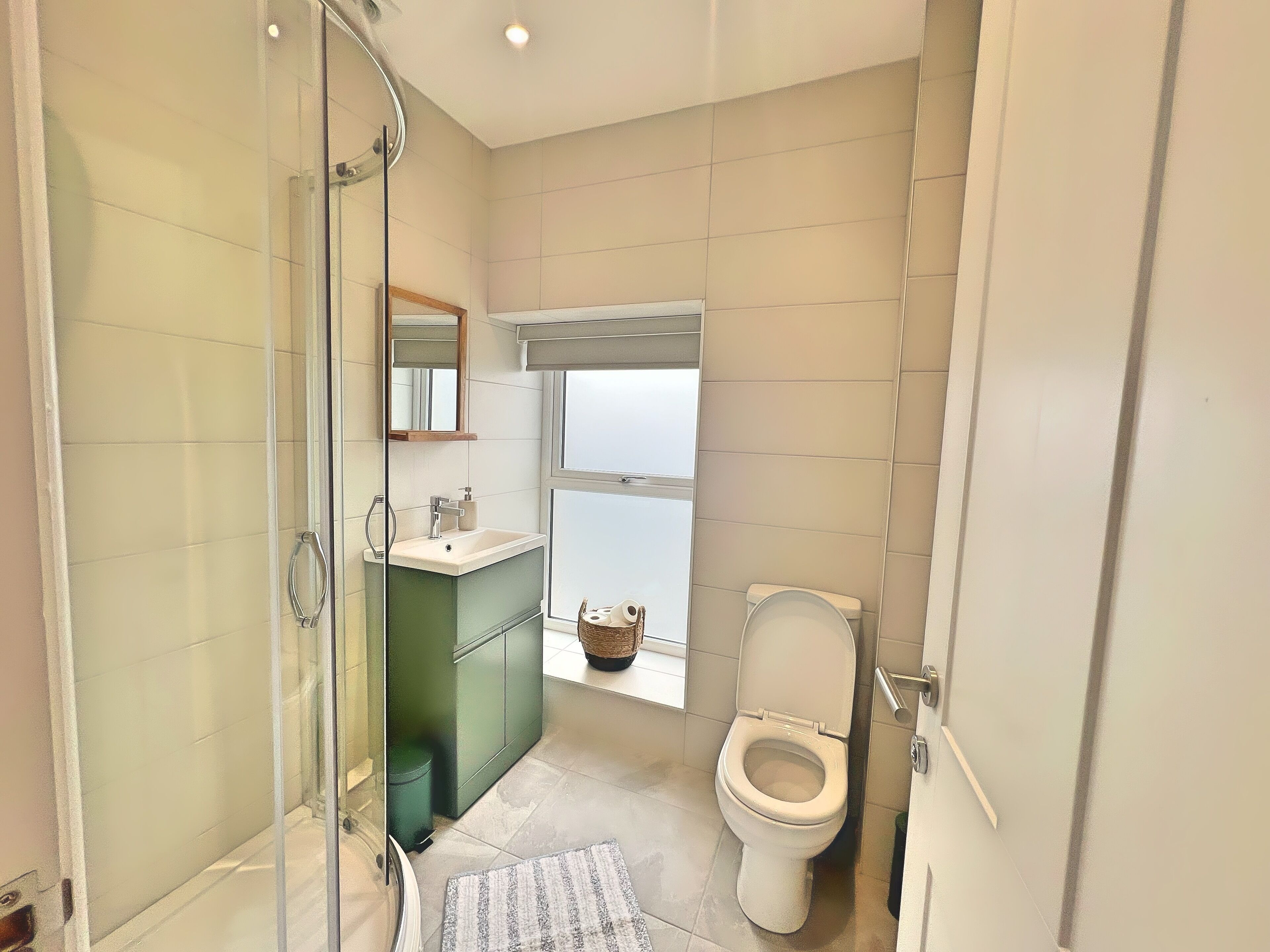 Rumah | Kamar mandi | Shower, pengering rambut,  dan handuk