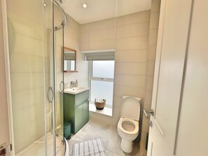 Bathroom - Charming 3 Bed Townhouse Near Llanddwyn Beach (Llanfairpwllgwyngyll)