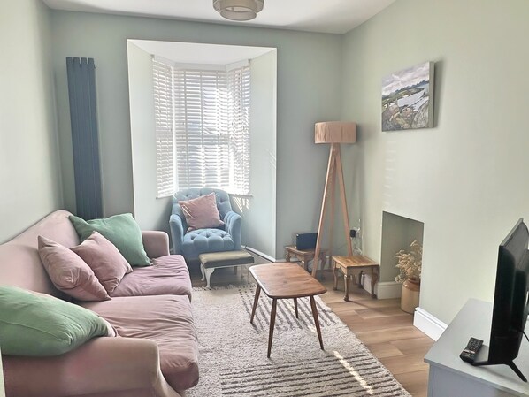 Living area - Charming 3 Bed Townhouse Near Llanddwyn Beach (Llanfairpwllgwyngyll)