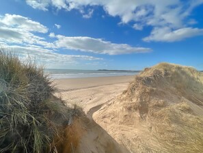Beach - Charming 3 Bed Townhouse Near Llanddwyn Beach (Llanfairpwllgwyngyll)