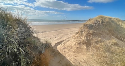 Charming 3 Bed Townhouse Near Llanddwyn Beach