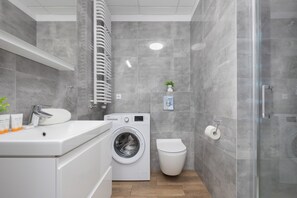 Shower, free toiletries, hair dryer, towels - Studio With Balcony Wola by Renters (Warsaw)