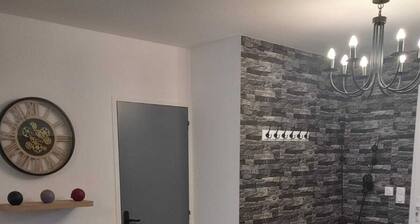 Appartement, Avec ExtĂ©rieurs,calme ,bien ĂquipĂ© ,proche Autoroute et Commerces