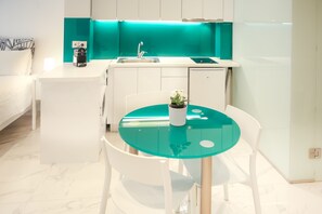 Estudi de luxe, 1 llit doble | Zona de menjador de l'habitació