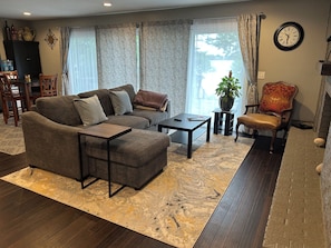 Smart TV, fireplace, DVD player, stereo - Beautiful deck overlooking Maple Lake with private, shared dock. (Maple Lake)