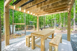 Outdoor dining - Enchanting Galaxy Treehouse Getaway for Couples (Pittsboro)
