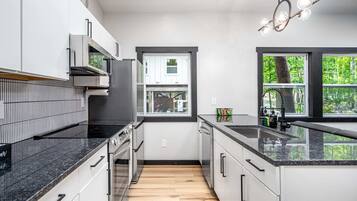 Fridge, microwave, stovetop, dishwasher