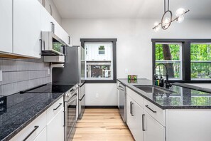 Kühlschrank, Mikrowelle, Herdplatte, Geschirrspüler