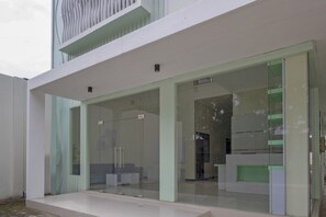 Ein modernes Gebäude mit großen Glasfenstern und minimalistischem Design.