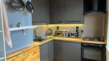 Departamento | Cocina privada | Refrigerador, microondas, horno y parrilla de estufa