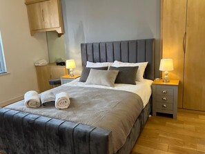 Apartment | 1 bedroom, desk, iron/ironing board, free WiFi - 1 Bed Flat - Sleeps 4 - Parking - Wifi (Oldham)