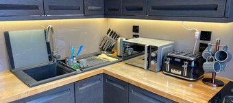 1 Bed Flat - Sleeps 4 - Parking - Wifi