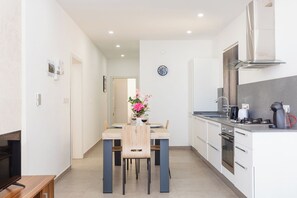 Oven, stovetop, coffee/tea maker, toaster