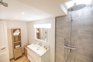 Shower, hair dryer, towels