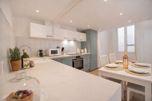 Fridge, microwave, oven, dishwasher - Bright Duplex in Old Town (Antibes)