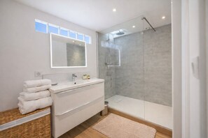 Dusche, Haartrockner, Handtücher