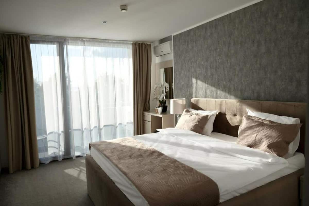 Superior Double Room, Lake View | Desk, WiFi (free), bed sheets