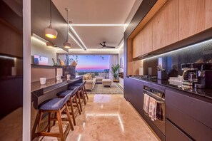 Een koelkast, een magnetron, een kookplaat, een vaatwasser