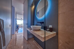 Bruser, hårtørrer, håndklæder