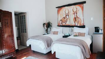 Quarto luxo, 1 cama King e sofá-cama, varanda, vista para o jardim | 1 quarto, individualmente decorados, individualmente mobiliados