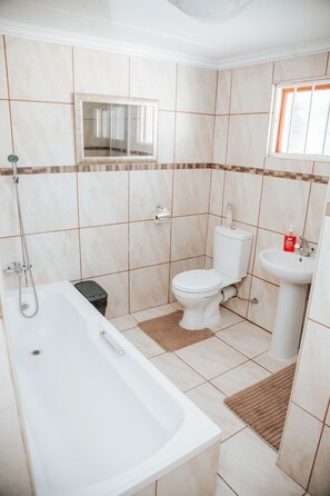 ラグジュアリー ダブルルーム | バスルーム | 個別の浴槽とシャワー、タオル、石鹸、トイレットペーパー