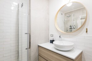 Dusj, hårføner, bidé og håndklær