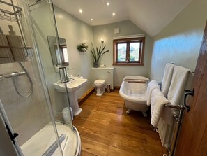 Luxury Double Room, Ensuite (Legges Hill Room) | Bathroom | Eco-friendly toiletries, hair dryer, towels, soap - The Globe House (Broseley)