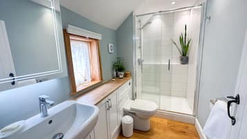 Phòng đôi Cao cấp, có phòng tắm riêng (King Street room) | Phòng tắm | Đồ dùng nhà tắm thân thiện với môi trường, máy sấy tóc, khăn tắm