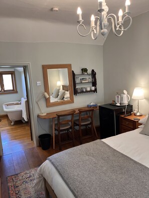 Luxury Double Room, Ensuite (Legges Hill Room) | Egyptian cotton sheets, premium bedding, pillow-top beds - The Globe House (Broseley)