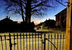 施設の正面 (日没後)