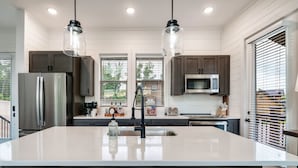 Private kitchen - Douglas Lake Life and Pigeon Forge Adventures (Sevierville)