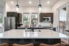 Réfrigérateur, four à micro-ondes, un four, surface de cuisson