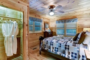 3 bedrooms, iron/ironing board, travel crib, free WiFi - Secluded Cabin w/ Hot Tub & Mountain Views (Cherry Log)