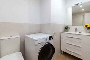 Chuveiro, secador de cabelo, toalhas de banho