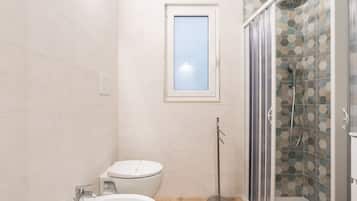 Chambre Double, 1 grand lit, salle de bains privée | Salle de bain | Douche, sÚche-cheveux, serviettes fournies, savon