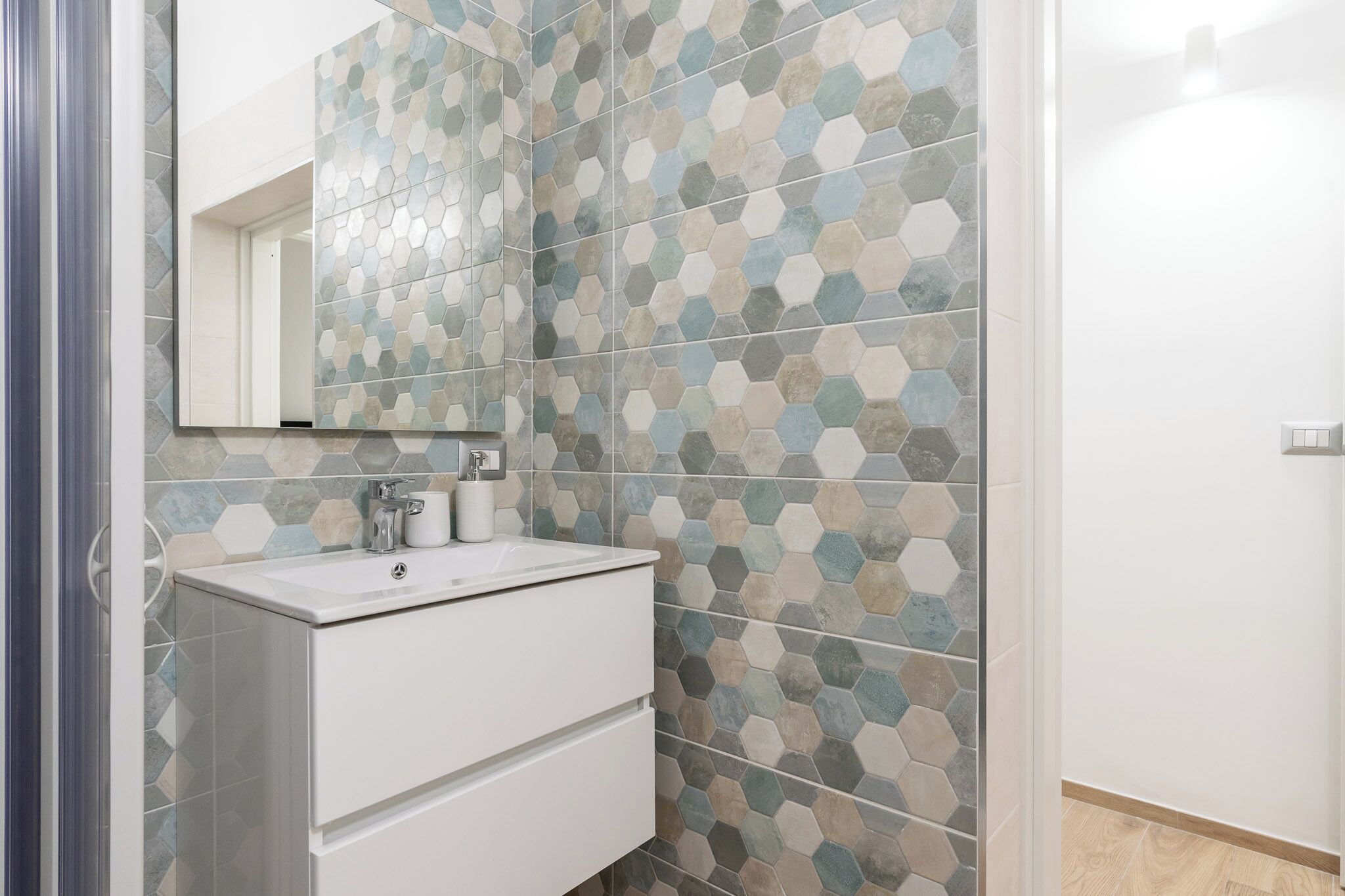 Chambre Double, 1 grand lit, salle de bains privée | Salle de bain | Douche, sèche-cheveux, bidet, serviettes fournies