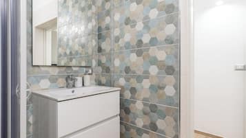 Chambre Double, 1 grand lit, salle de bains privée | Salle de bain | Douche, sèche-cheveux, bidet, serviettes fournies