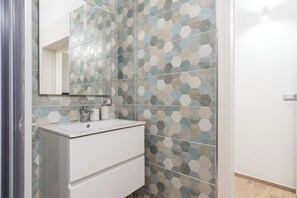 Doppia Basic, 1 letto queen, bagno privato | Bagno | Doccia, asciugacapelli, asciugamani, sapone