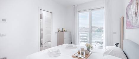 2 bedrooms, desk, iron/ironing board, WiFi