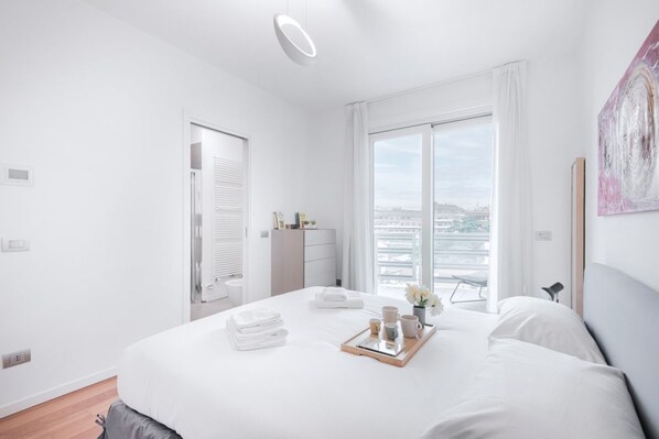 2 bedrooms, desk, iron/ironing board, WiFi