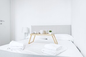 2 bedrooms, desk, iron/ironing board, WiFi