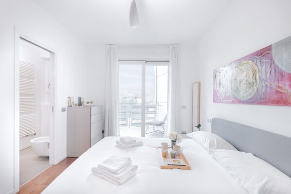 2 bedrooms, desk, iron/ironing board, WiFi