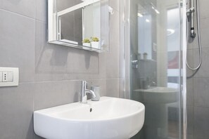 Shower, free toiletries, hair dryer, bidet - Easylife-apartment with terrace in Porta Romana (Milano)