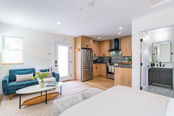 Tabla de planchar con plancha, wifi y ropa de cama