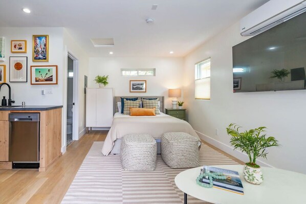 Iron/ironing board, WiFi, bed sheets - Quaint Studio in Charming Marston Hills (San Diego)